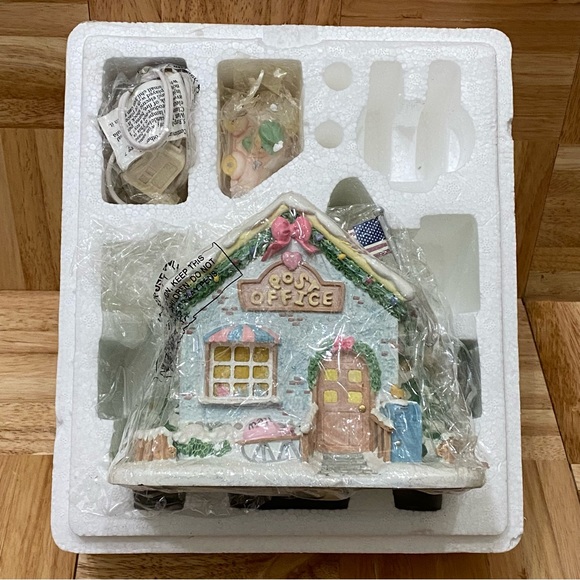 2001 Hawthorne Village Precious Moments HOLLY DAY GREETINGS POST OFFICE Lighted - Picture 2 of 16